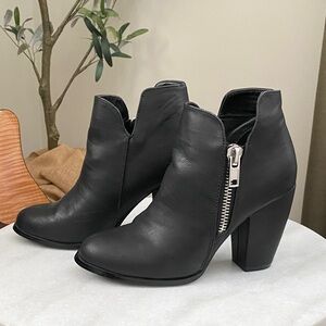 NEW Michael Antonio Faux Black Leather Ankle Boots - Size 7